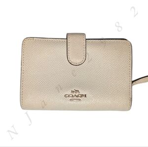 Coach Crossgrain Leather Medium Corner Zip Wallet Ivory Cream Snap Closure